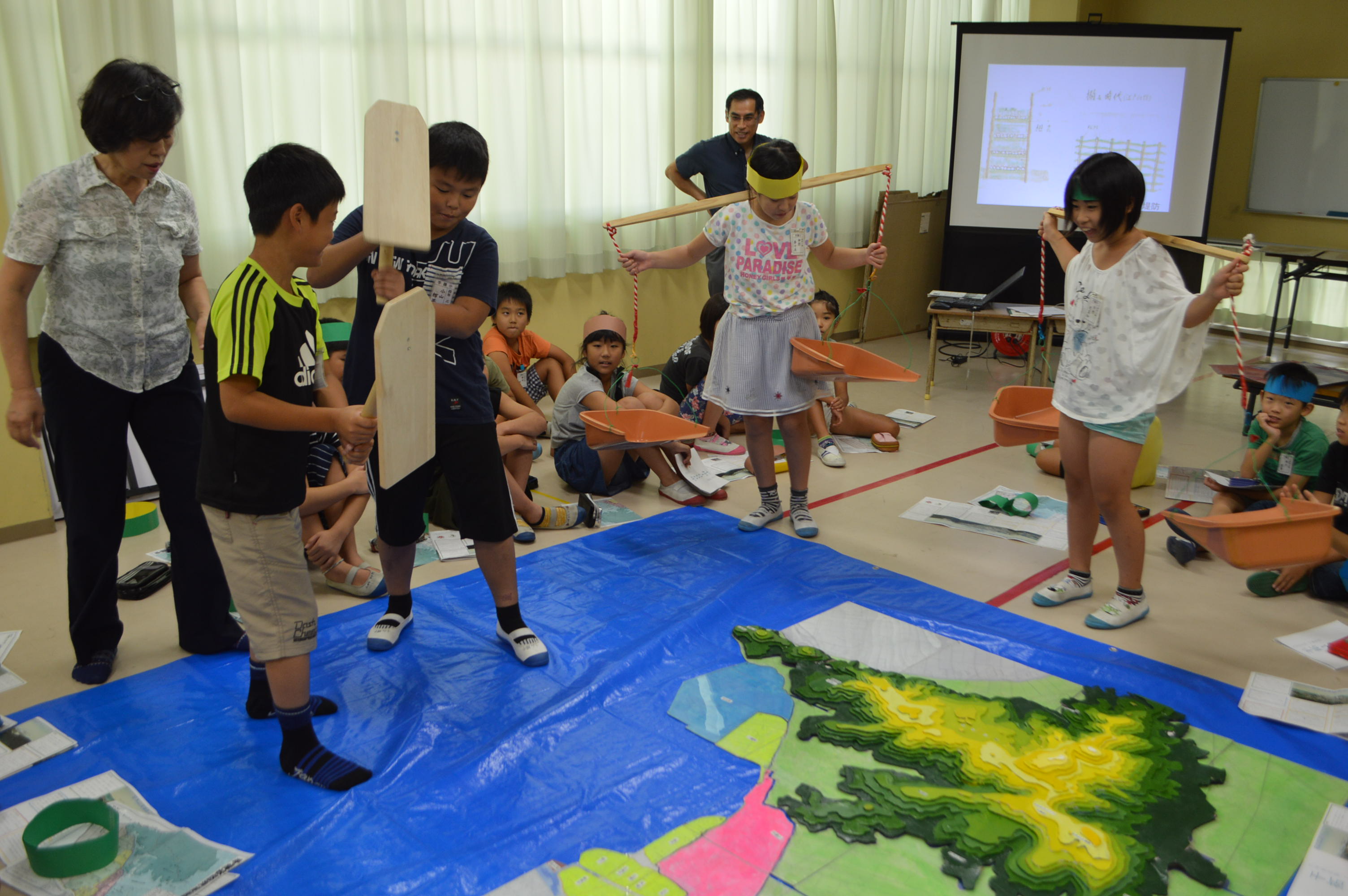 昔使われていた道具を使って干拓の様子を学習中