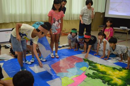 立地地図パネルをはめこんで、干拓の様子を学習しています