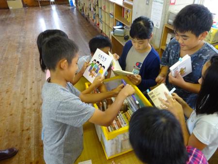 コンテナ図書館から本を選ぶ児童