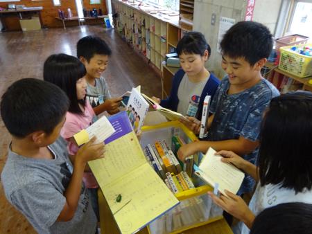 コンテナ図書館から本を選ぶ児童2 コンテナ図書館から本を選ぶ児童2