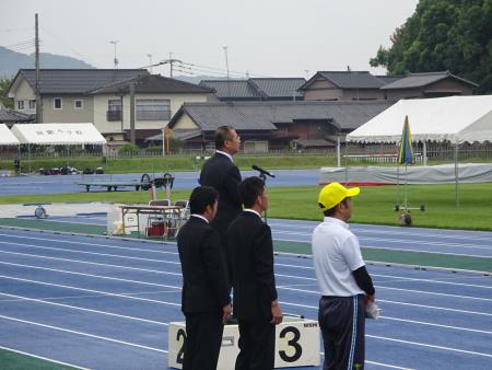 選手の前であいさつをする大会会長 選手の前であいさつをする大会会長
