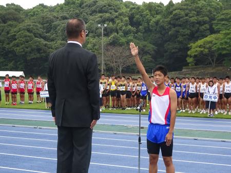 選手宣誓をする松原中生徒 選手宣誓をする松原中生徒