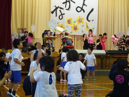 みんなで楽しく踊る小学部の子どもたち