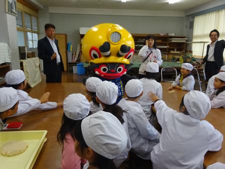 ジャー坊登場に驚く子どもたち