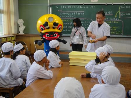 和菓子屋さんからあんの丸め方を教わっています