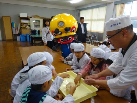 和菓子屋さんからあんの丸め方を教わってます2
