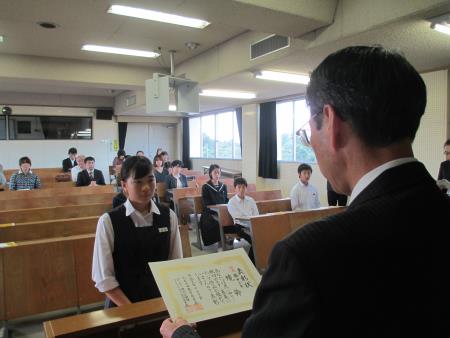 中学生の部ポスター特選生徒の表彰式