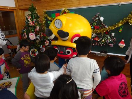 ジャー坊と会えて喜ぶ児童