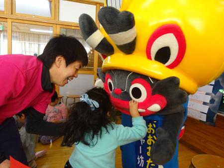 ジャー坊に会えて喜ぶ児童2