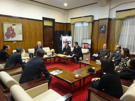 市長へ報告の様子1