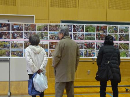 食育写真を見る地域の方々1