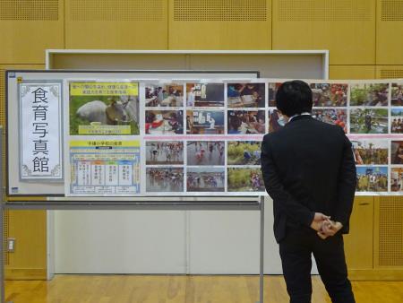 食育写真を見る地域の方々2