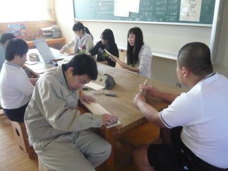 木工班でやすりがけ中