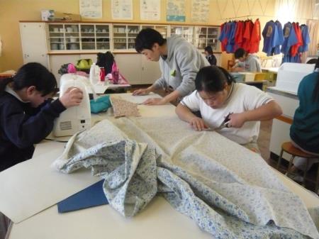 縫製班は巾着袋を製作中