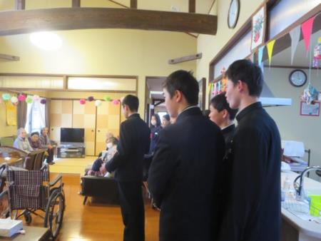 施設での寄贈の様子