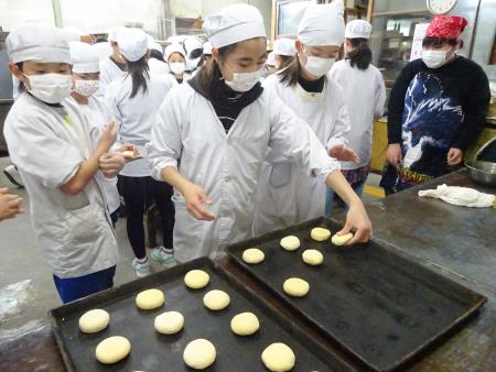 丸めた饅頭を鉄板に並べます