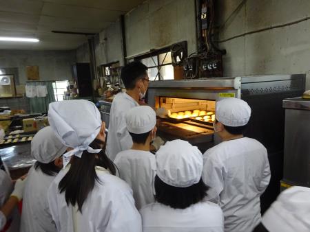 焼き上がりを見守る児童