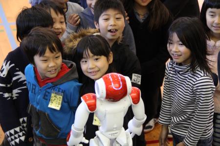 ロボットに興味津々の子どもたち1