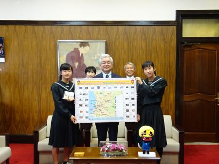 市長と一緒にポスターを囲んで記念撮影