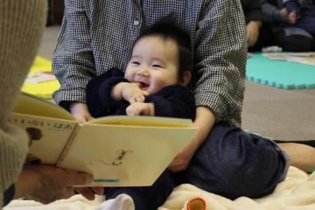 「いないいないばあ」の読み聞かせに笑顔の赤ちゃん