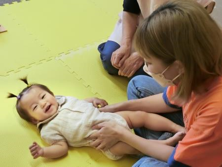 わらべ歌遊びで笑顔の赤ちゃん