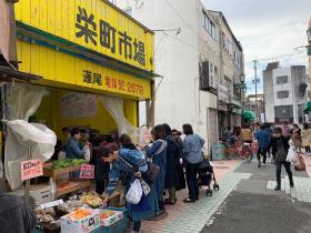 お買い物を楽しむ様子