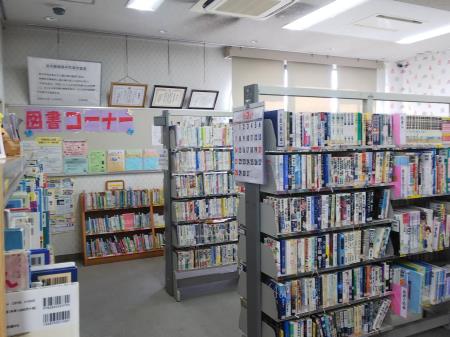 手鎌地区公民館図書コーナー全景