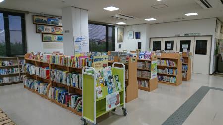 駛馬地区公民館図書コーナー全景