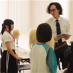 講師が美容の仕事について解説する様子