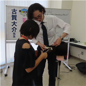 参加者がマネキンの髪をカットする様子