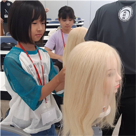 マネキンにヘアアレンジをする様子