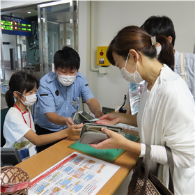 お客さんの保護者に入場券の販売をする参加者