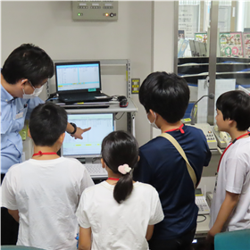 列車の運行状況を確認する様子