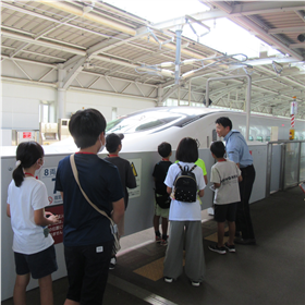 ホームで新幹線見学