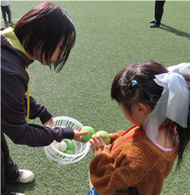 投球用のボールを選ぶ様子
