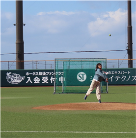 マウンドからボールを投げる様子