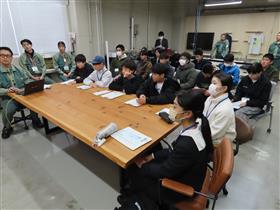 講話を聞く様子