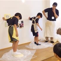 うどん生地の足踏みの様子