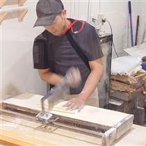 うどんの麺を切る様子