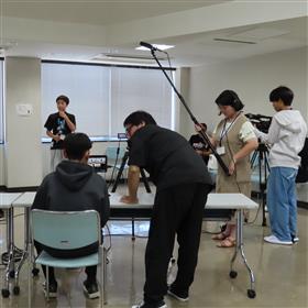 個別に撮影機材の説明を受ける様子