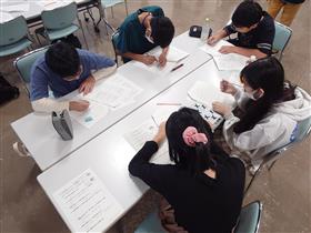 参加者が企画づくりのワークシートに書き込む様子