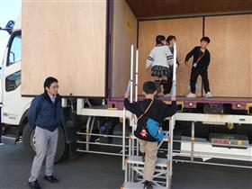 JRコンテナ内に昇降機でのぼる様子