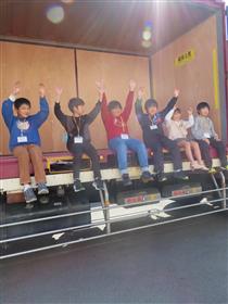 コンテナに座って記念写真