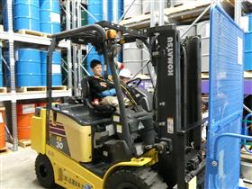 フォークリフトの運転席に座る参加者