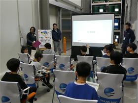 質問コーナーで参加者が手を挙げる様子