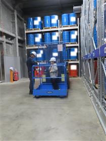 フォークリフトのかごに乗せてもらう参加者