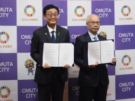 協定書を披露する関市長(左)と佐々木社長(右)