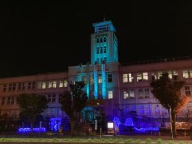 市庁舎のブルーライトアップの様子