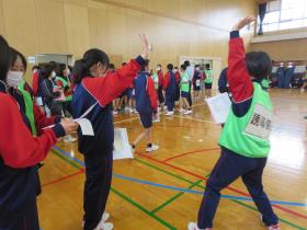 「こちらへどうぞ。」と誘導する生徒