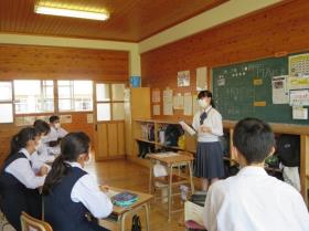 有明高校の生徒さんが中学2年生に語っています。